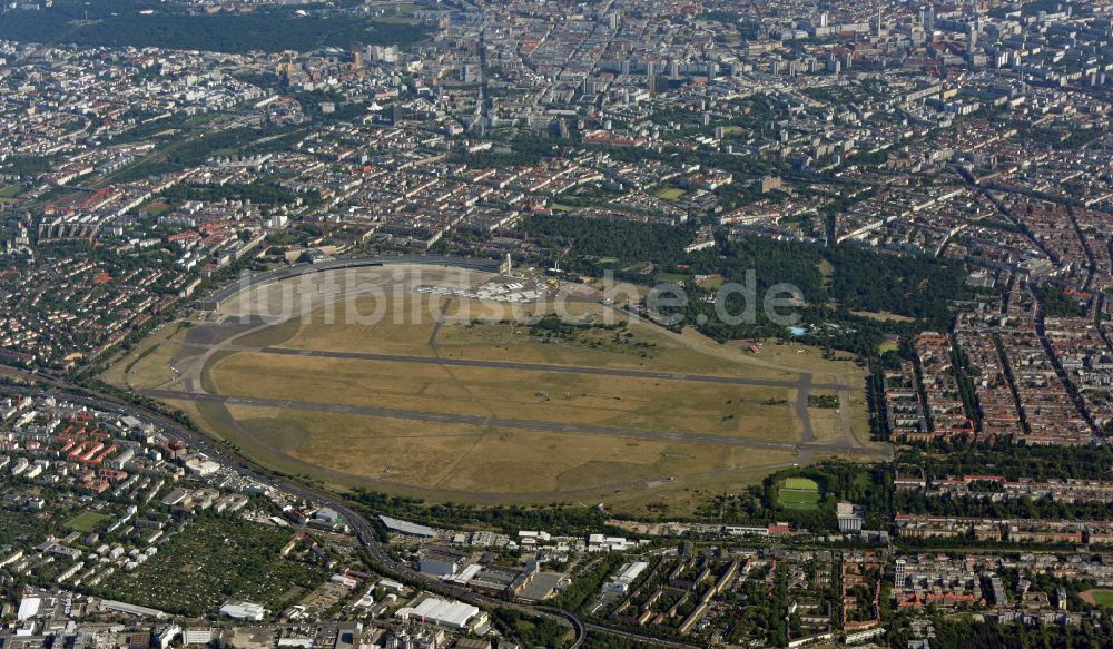 Luftaufnahme Berlin - Gelände des ehemaligen Flughafen Tempelhof in Berlin, Deutschland