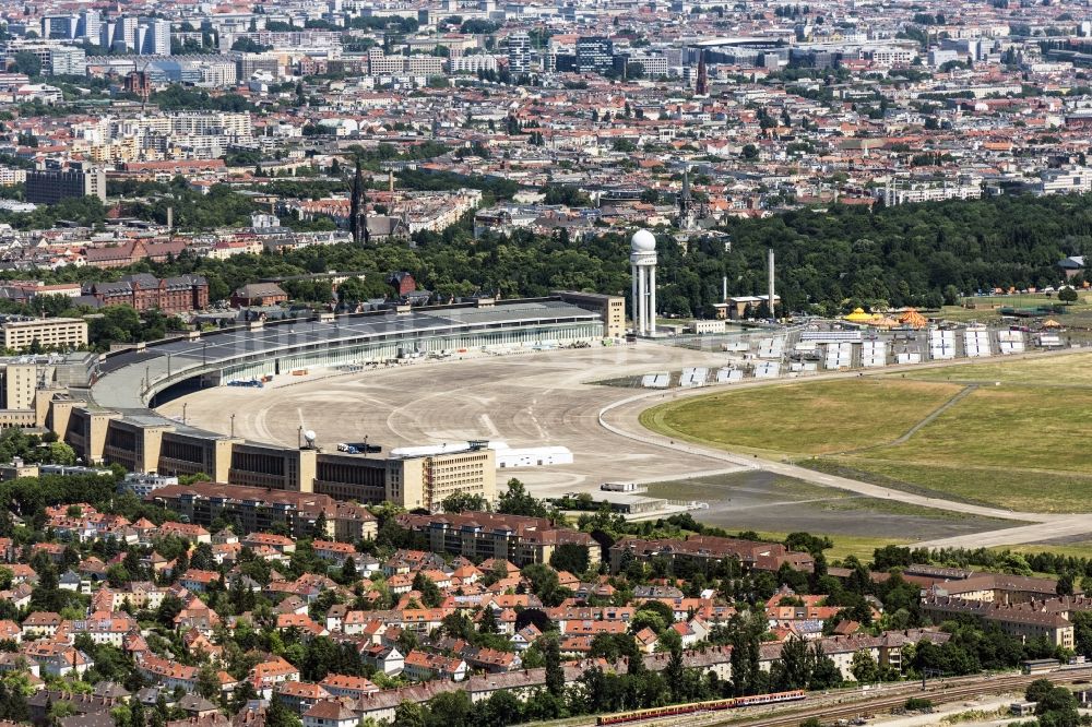 Luftaufnahme Berlin - Gelände des ehemaligen Flughafens Berlin-Tempelhof Tempelhofer Freiheit in Berlin