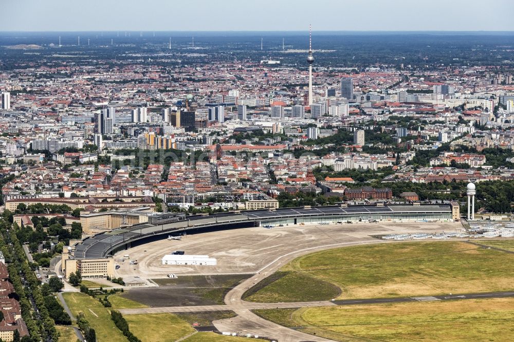 Berlin aus der Vogelperspektive: Gelände des ehemaligen Flughafens Berlin-Tempelhof Tempelhofer Freiheit in Berlin