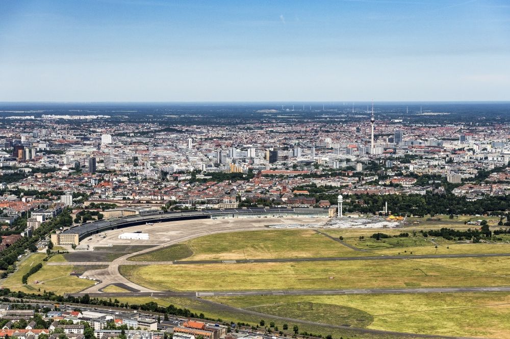 Luftbild Berlin - Gelände des ehemaligen Flughafens Berlin-Tempelhof Tempelhofer Freiheit in Berlin