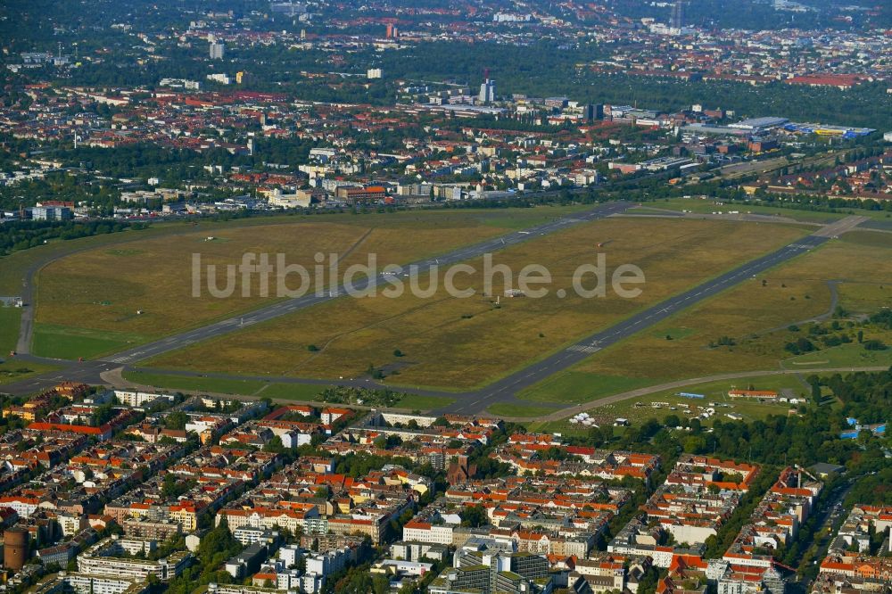 Luftaufnahme Berlin - Gelände des ehemaligen Flughafens Berlin-Tempelhof Tempelhofer Freiheit in Berlin