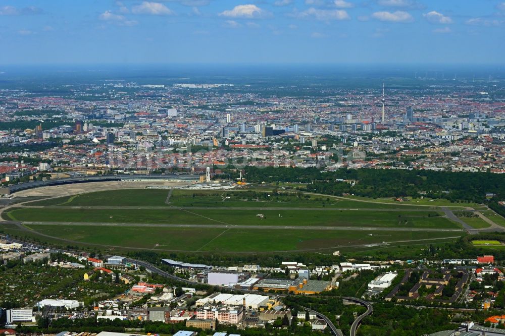 Luftbild Berlin - Gelände des ehemaligen Flughafens Berlin-Tempelhof Tempelhofer Freiheit in Berlin
