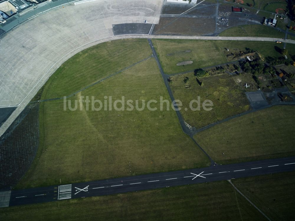Luftbild Berlin - Gelände des ehemaligen Flughafens Berlin-Tempelhof Tempelhofer Freiheit im Ortsteil Tempelhof in Berlin