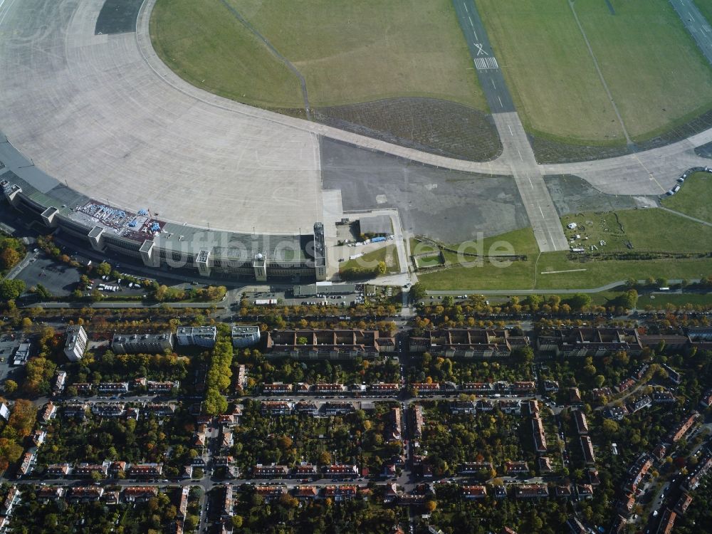 Luftaufnahme Berlin - Gelände des ehemaligen Flughafens Berlin-Tempelhof Tempelhofer Freiheit im Ortsteil Tempelhof in Berlin