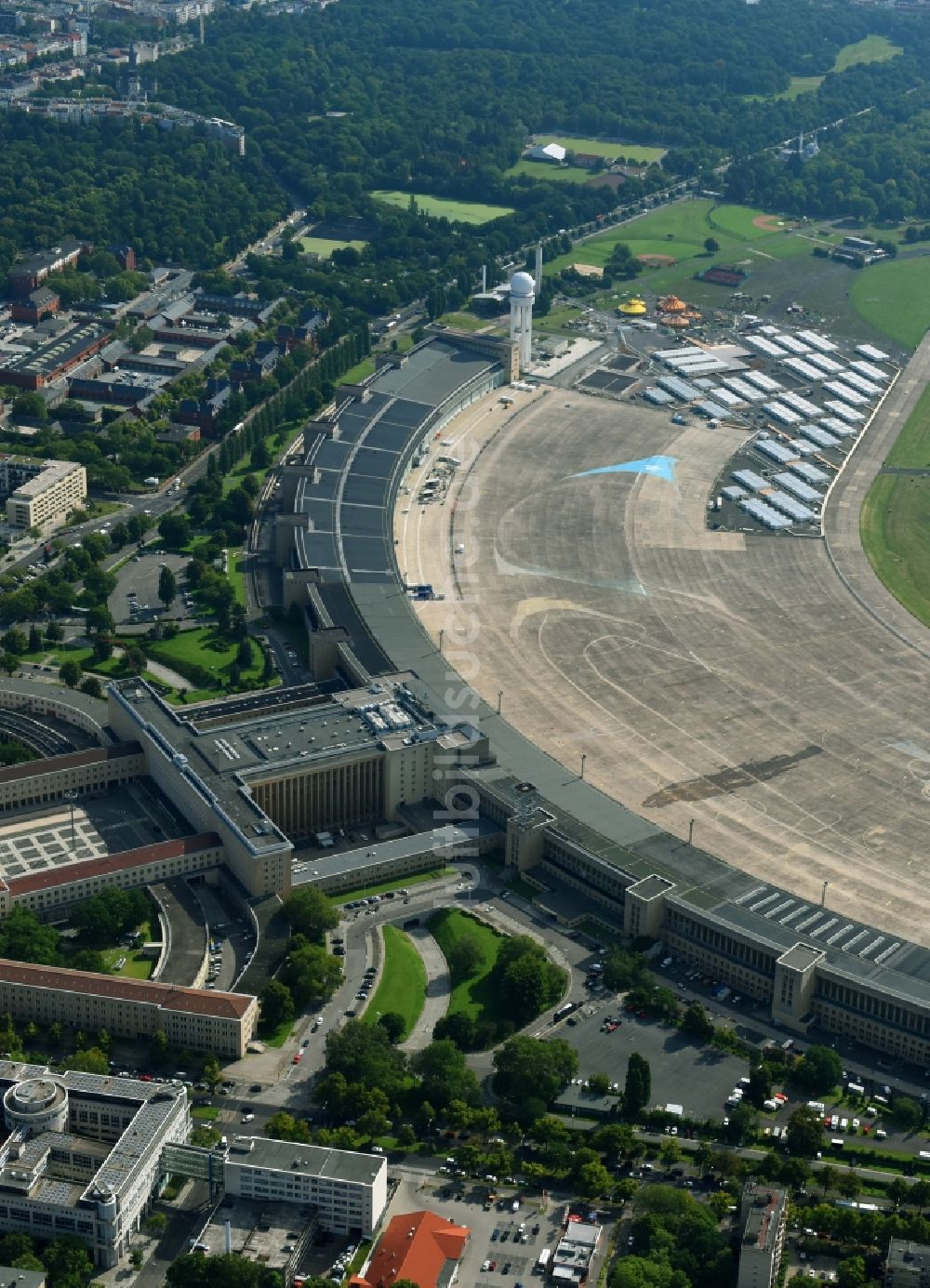 Luftbild Berlin - Gelände des ehemaligen Flughafens Berlin-Tempelhof Tempelhofer Freiheit im Ortsteil Tempelhof in Berlin