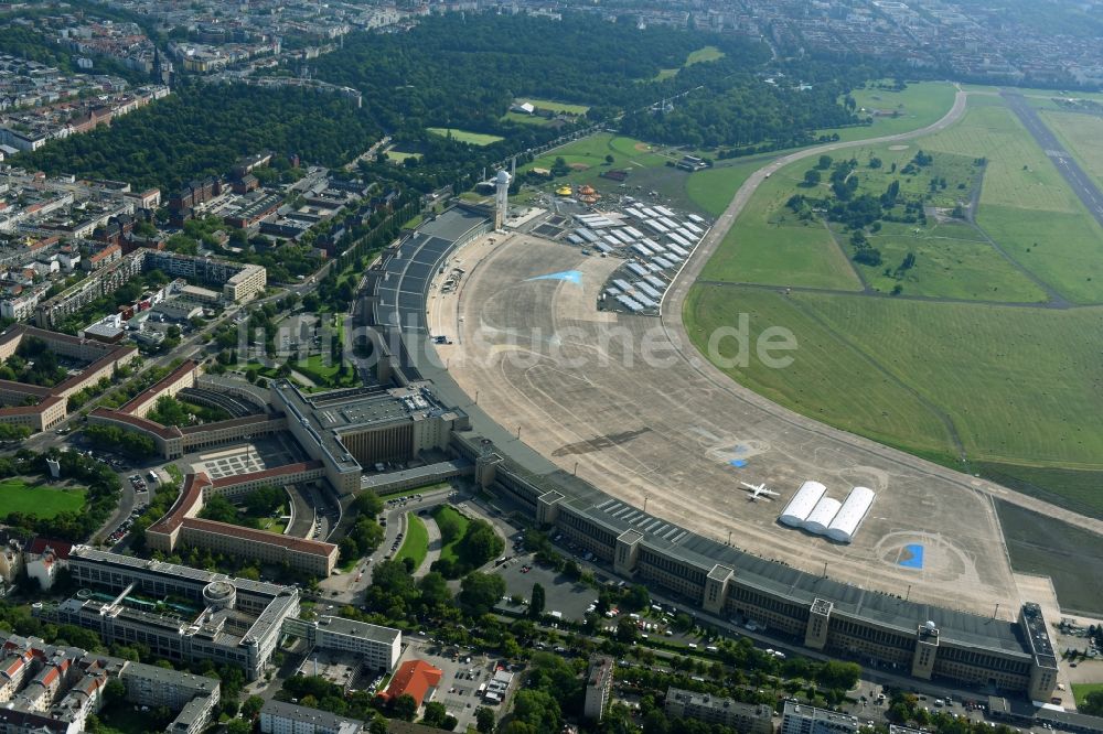 Luftaufnahme Berlin - Gelände des ehemaligen Flughafens Berlin-Tempelhof Tempelhofer Freiheit im Ortsteil Tempelhof in Berlin