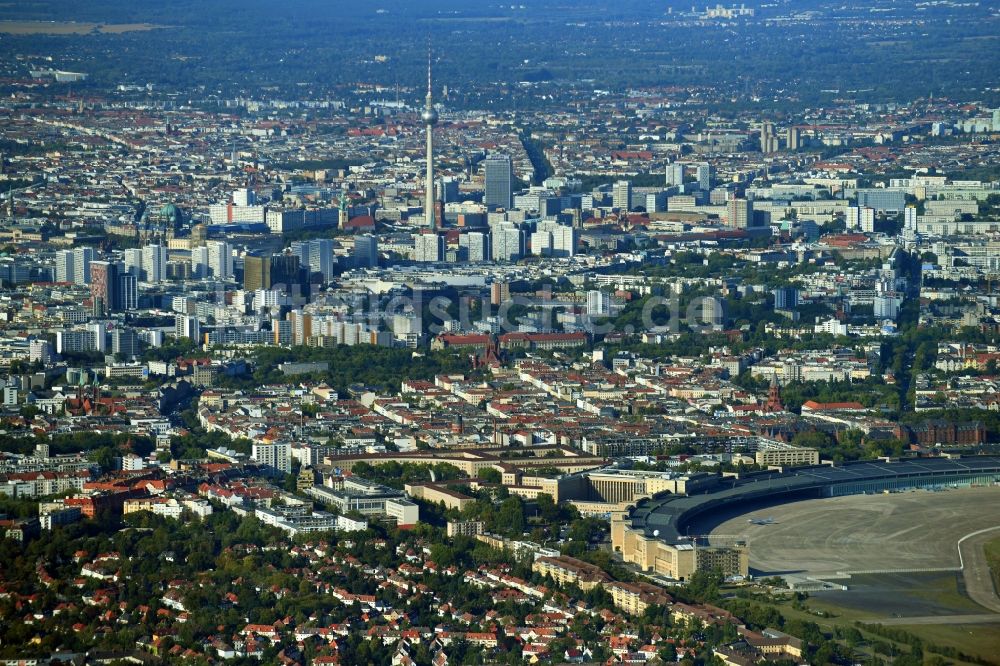 Berlin von oben - Gelände des ehemaligen Flughafens Berlin-Tempelhof Tempelhofer Freiheit im Ortsteil Tempelhof in Berlin