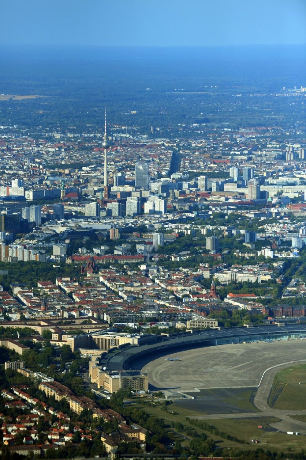 Berlin aus der Vogelperspektive: Gelände des ehemaligen Flughafens Berlin-Tempelhof Tempelhofer Freiheit im Ortsteil Tempelhof in Berlin