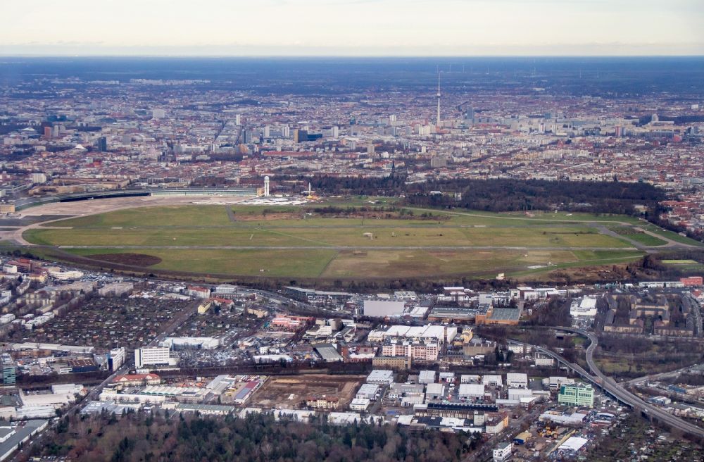 Berlin aus der Vogelperspektive: Gelände des ehemaligen Flughafens Berlin-Tempelhof Tempelhofer Freiheit im Ortsteil Tempelhof in Berlin