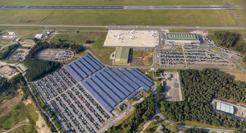 Luftaufnahme Weeze - Gelände des Flughafen Airport Weeze Flughafen Niederrhein GmbH in Weeze im Bundesland Nordrhein-Westfalen, Deutschland