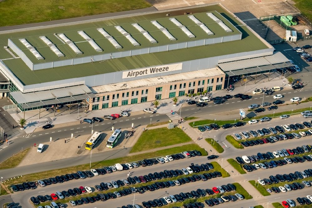 Luftaufnahme Weeze - Gelände des Flughafen Airport Weeze Flughafen Niederrhein GmbH in Weeze im Bundesland Nordrhein-Westfalen, Deutschland