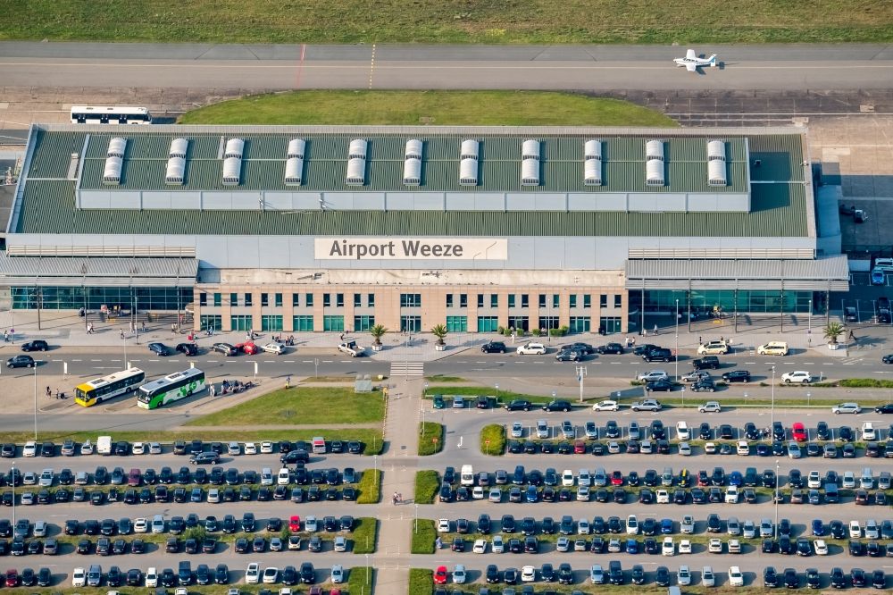 Weeze aus der Vogelperspektive: Gelände des Flughafen Airport Weeze Flughafen Niederrhein GmbH in Weeze im Bundesland Nordrhein-Westfalen, Deutschland