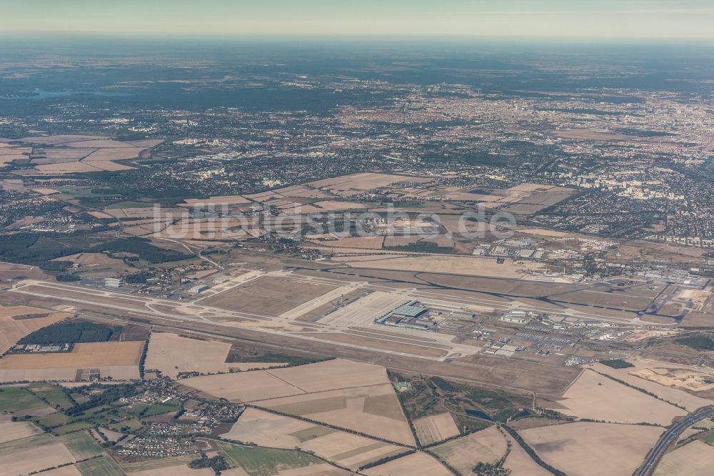 Luftaufnahme Schönefeld - Gelände des Flughafen BER International in Schönefeld im Bundesland Brandenburg, Deutschland