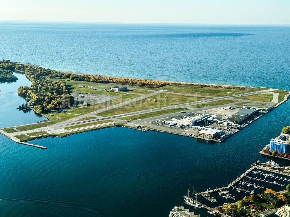 Luftaufnahme Toronto - Gelände des Flughafen Billy Bishop Toronto City Airport in Toronto in Ontario, Kanada