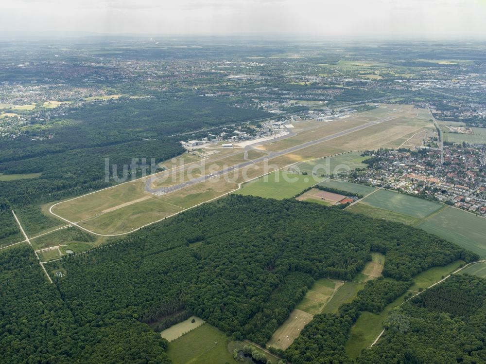 Braunschweig aus der Vogelperspektive: Gelände des Flughafen Braunschweig-Wolfsburg in Braunschweig im Bundesland Niedersachsen, Deutschland