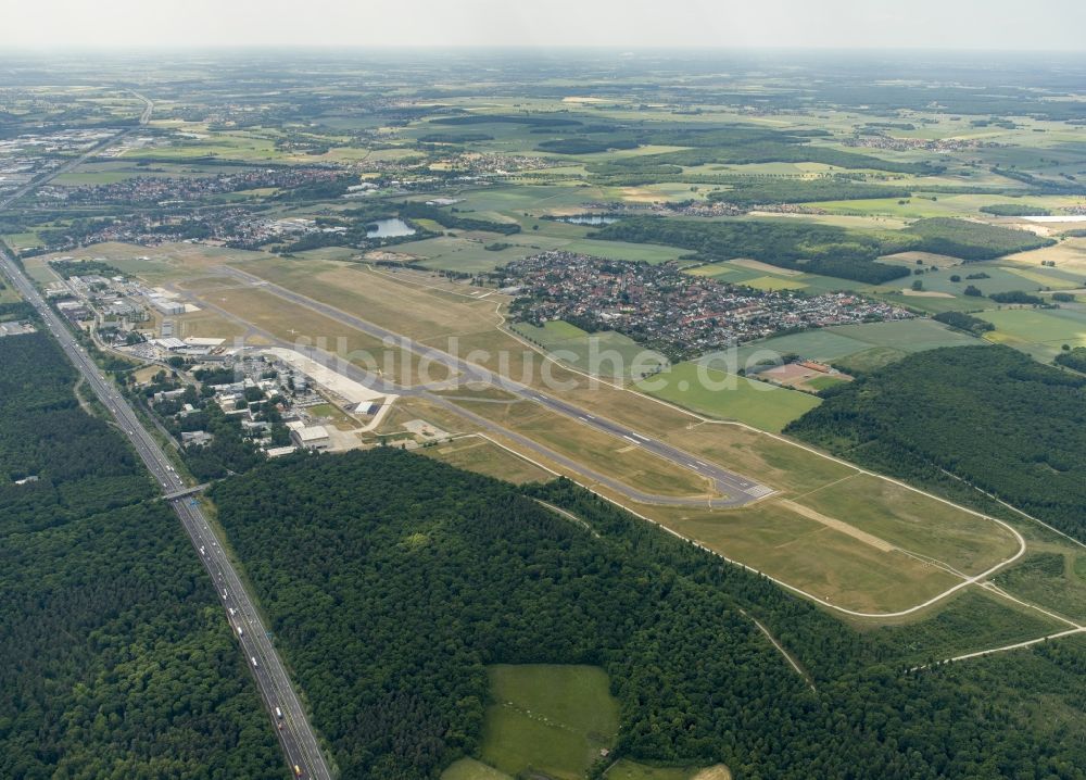 Braunschweig aus der Vogelperspektive: Gelände des Flughafen Braunschweig-Wolfsburg in Braunschweig im Bundesland Niedersachsen, Deutschland