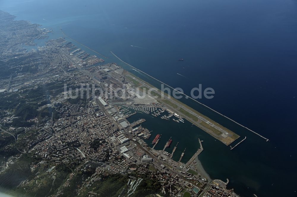 Genua von oben - Gelände des Flughafen “Cristoforo Colombo” in Genua in Ligurien, Italien
