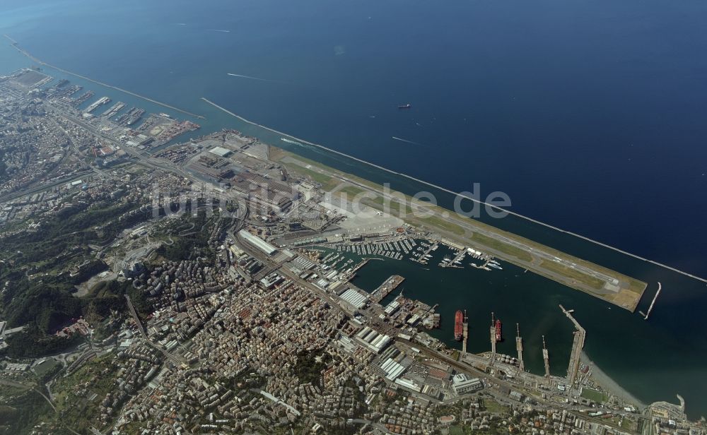 Luftaufnahme Genua - Gelände des Flughafen “Cristoforo Colombo” in Genua in Ligurien, Italien