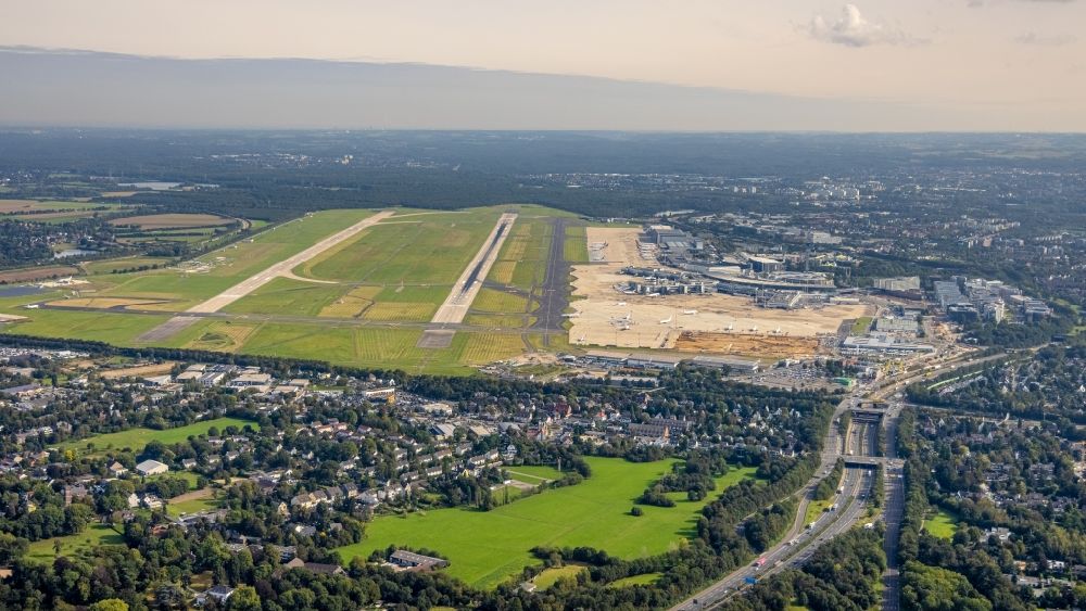 Luftaufnahme Düsseldorf - Gelände des Flughafen in Düsseldorf im Bundesland Nordrhein-Westfalen