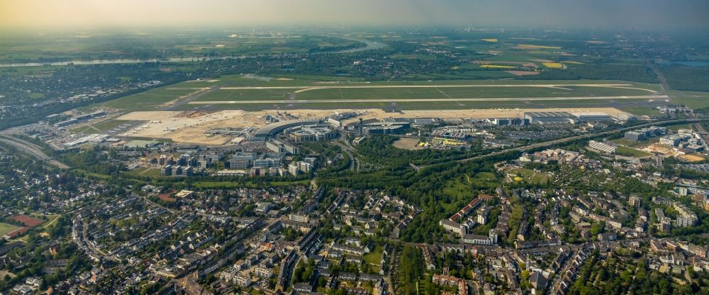 Luftaufnahme Düsseldorf - Gelände des Flughafen in Düsseldorf im Bundesland Nordrhein-Westfalen, Deutschland