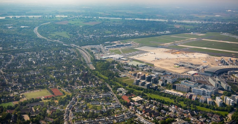 Düsseldorf aus der Vogelperspektive: Gelände des Flughafen in Düsseldorf im Bundesland Nordrhein-Westfalen, Deutschland