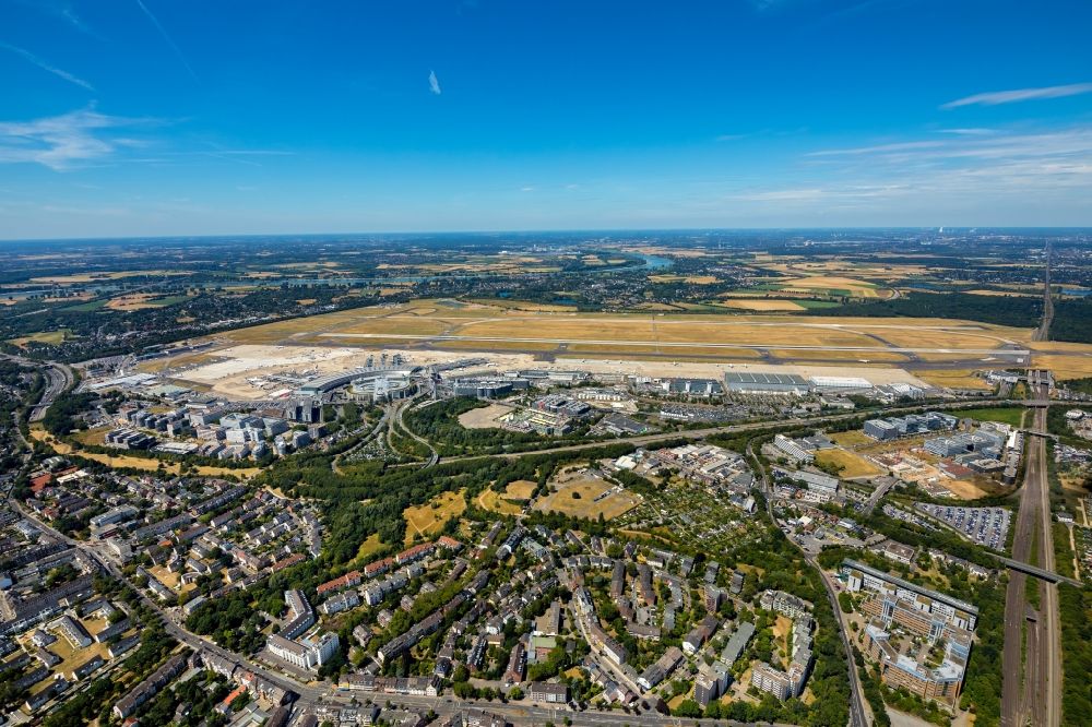 Düsseldorf aus der Vogelperspektive: Gelände des Flughafen in Düsseldorf im Bundesland Nordrhein-Westfalen, Deutschland