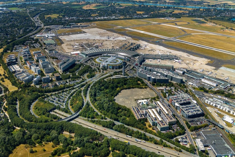 Luftaufnahme Düsseldorf - Gelände des Flughafen in Düsseldorf im Bundesland Nordrhein-Westfalen, Deutschland