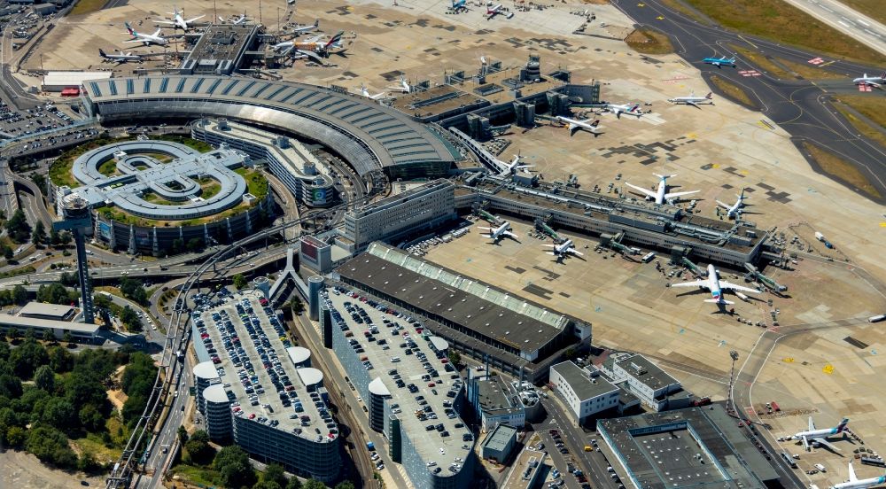 Luftbild Düsseldorf - Gelände des Flughafen in Düsseldorf im Bundesland Nordrhein-Westfalen, Deutschland