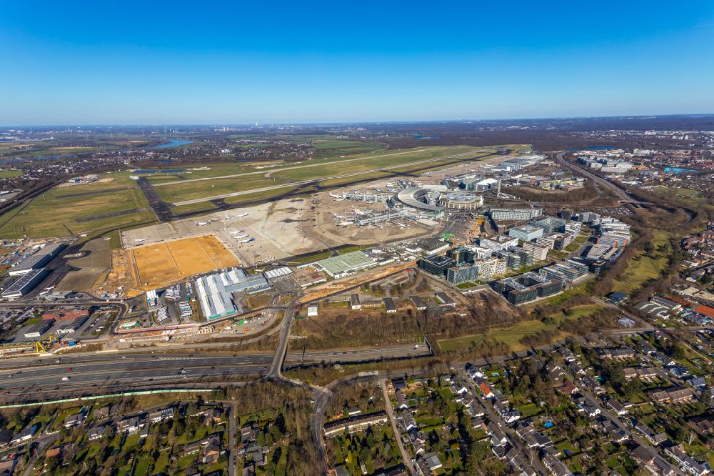 Luftbild Düsseldorf - Gelände des Flughafen in Düsseldorf im Bundesland Nordrhein-Westfalen, Deutschland