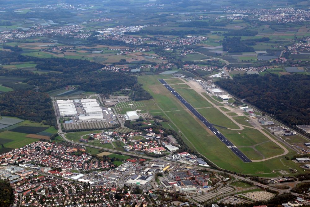 Luftaufnahme Friedrichshafen - Gelände des Flughafen EDNY Bodensee-Airport in Friedrichshafen im Bundesland Baden-Württemberg, Deutschland