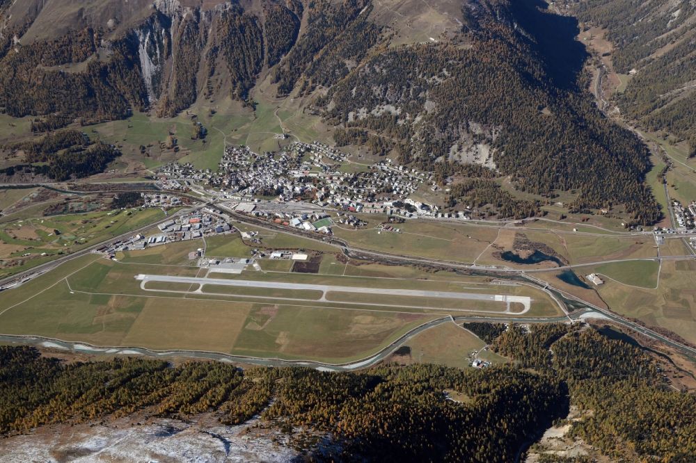 Luftaufnahme Samaden - Gelände des Flughafen Engadin Airport Plazza Aviatica in Samaden im Kanton Graubünden, Schweiz