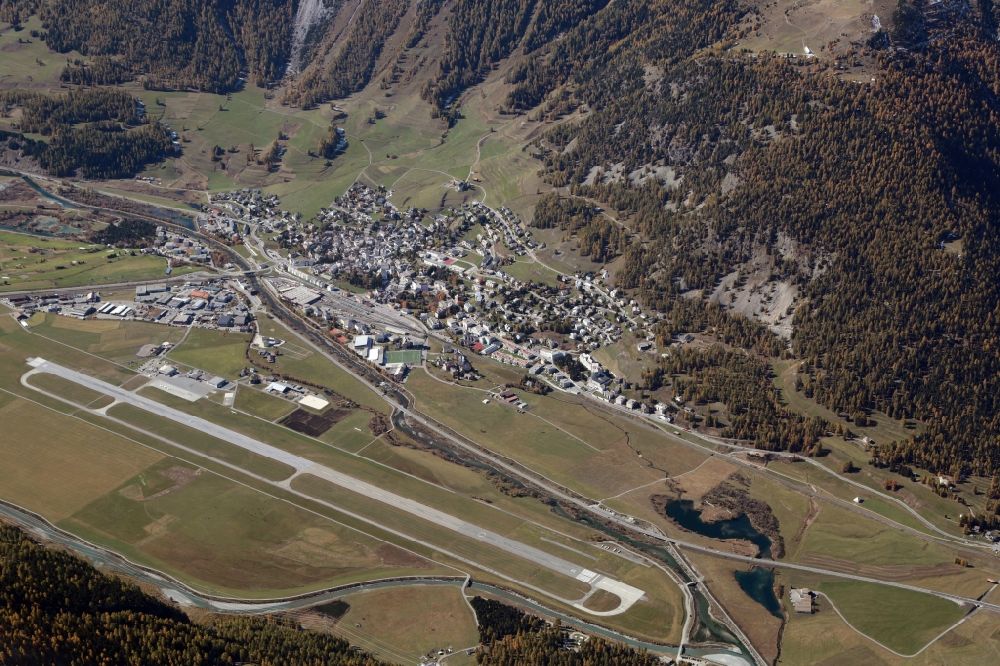 Samaden von oben - Gelände des Flughafen Engadin Airport Plazza Aviatica in Samaden im Kanton Graubünden, Schweiz