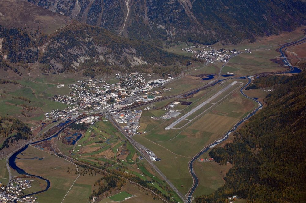 Samaden von oben - Gelände des Flughafen Engadin, LSZS in Samaden im Kanton Graubünden, Schweiz