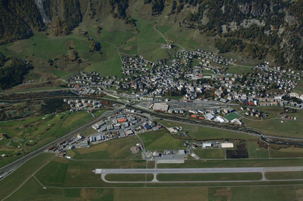 Samaden aus der Vogelperspektive: Gelände des Flughafen Engadin, LSZS in Samaden im Kanton Graubünden, Schweiz