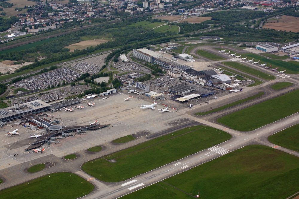 Luftbild Saint-Louis - Gelände des Flughafen Euroairport Basel-Mulhouse-Freiburg in Saint-Louis in Alsace-Champagne-Ardenne-Lorraine, Frankreich