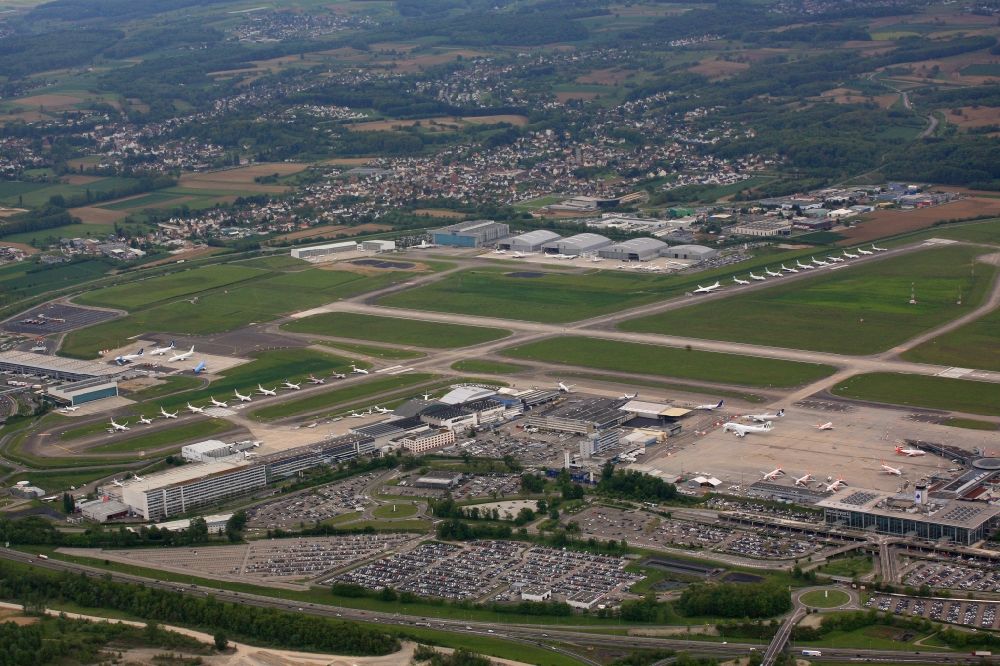 Luftaufnahme Saint-Louis - Gelände des Flughafen Euroairport Basel-Mulhouse-Freiburg in Saint-Louis in Alsace-Champagne-Ardenne-Lorraine, Frankreich