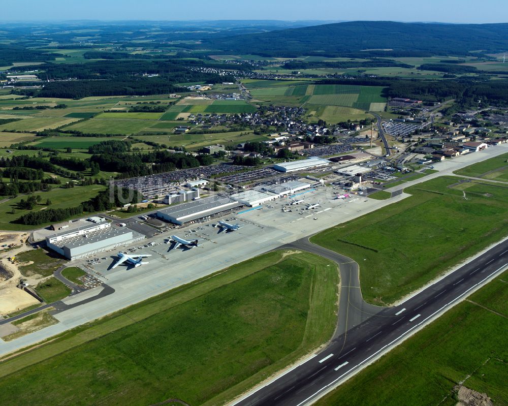 Luftaufnahme Lautzenhausen - Gelände des Flughafen Frankfurt-Hahn in Lautzenhausen im Bundesland Rheinland-Pfalz, Deutschland