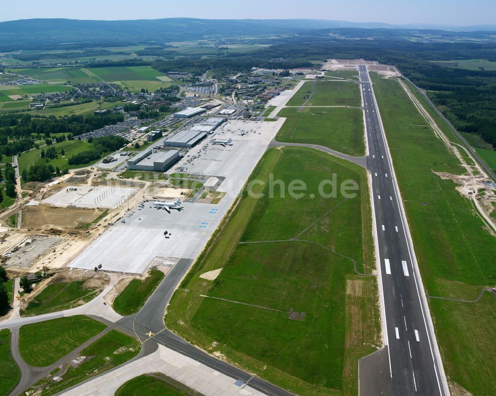 Lautzenhausen aus der Vogelperspektive: Gelände des Flughafen Frankfurt-Hahn in Lautzenhausen im Bundesland Rheinland-Pfalz, Deutschland