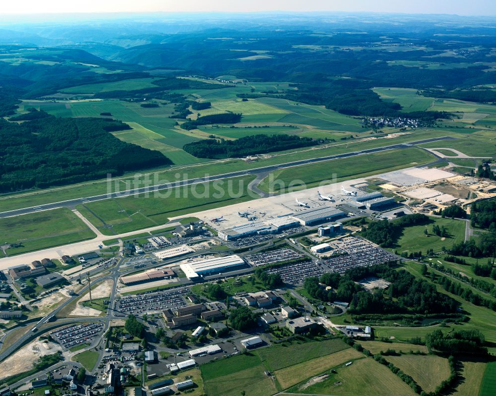 Luftaufnahme Lautzenhausen - Gelände des Flughafen Frankfurt-Hahn in Lautzenhausen im Bundesland Rheinland-Pfalz, Deutschland