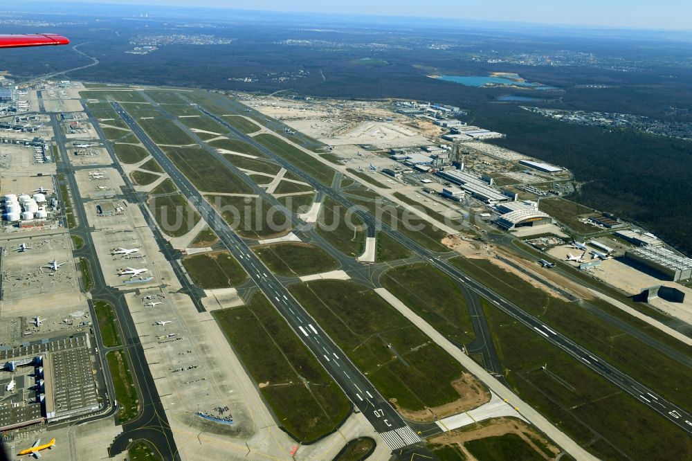 Luftaufnahme Frankfurt am Main - Gelände des Flughafen in Frankfurt am Main im Bundesland Hessen, Deutschland