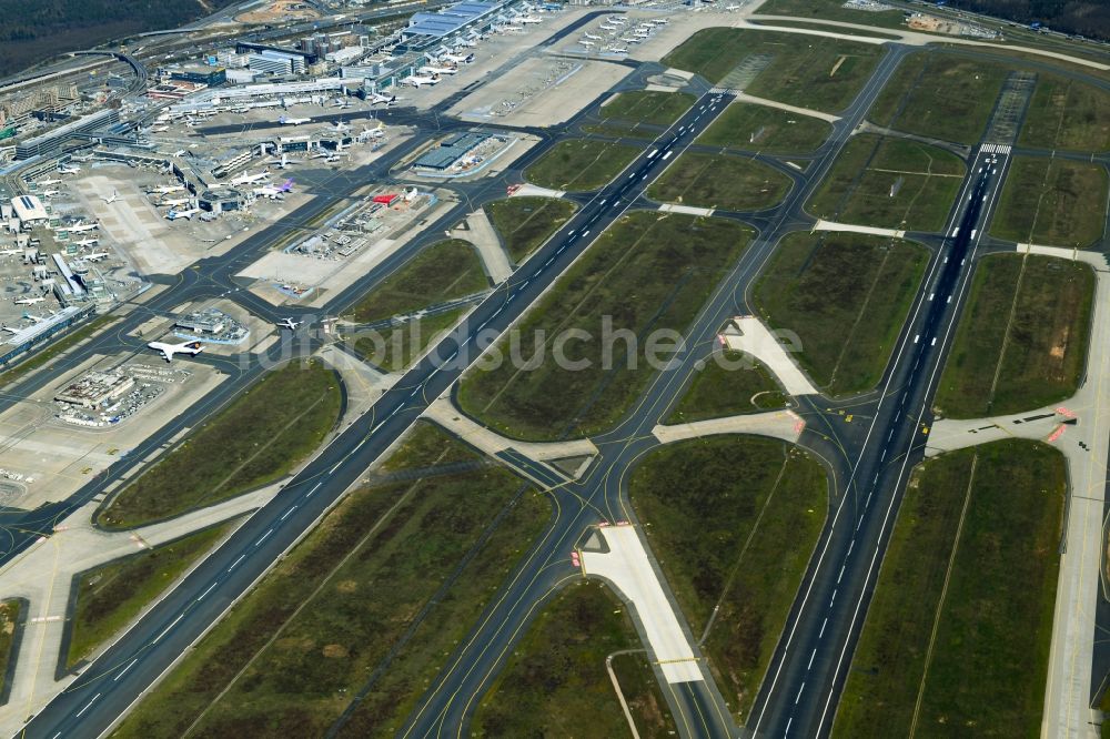 Luftbild Frankfurt am Main - Gelände des Flughafen in Frankfurt am Main im Bundesland Hessen, Deutschland