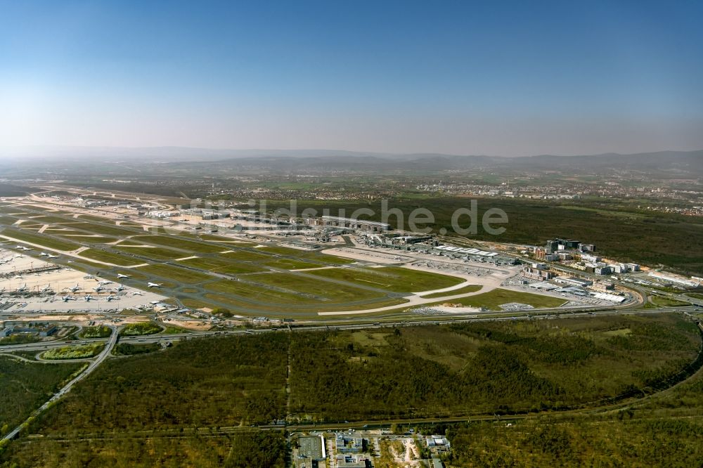 Luftaufnahme Frankfurt am Main - Gelände des Flughafen in Frankfurt am Main im Bundesland Hessen, Deutschland