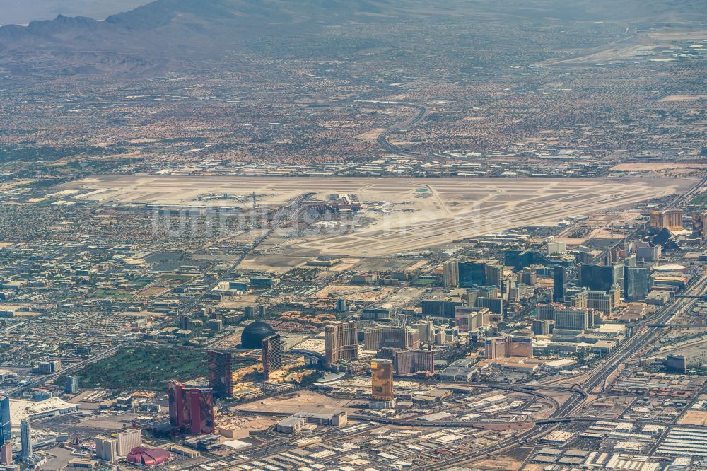 Las Vegas von oben - Gelände des Flughafen Harry Reid International Airport in Las Vegas in Nevada, USA