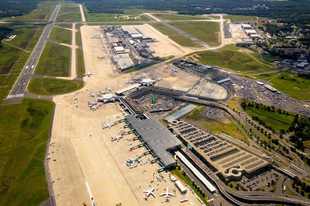 Luftaufnahme Köln - Gelände des Flughafen Köln Bonn Airport im Ortsteil Grengel in Köln im Bundesland Nordrhein-Westfalen, Deutschland