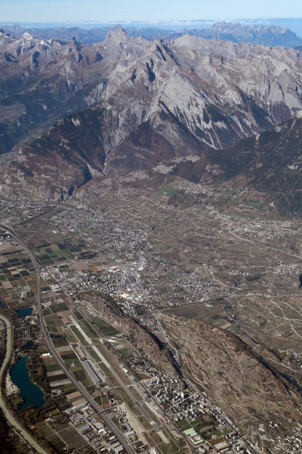 Luftaufnahme Sion - Gelände des Flughafen LSGS in Sion im Rhonetal im Kanton Valais, Schweiz