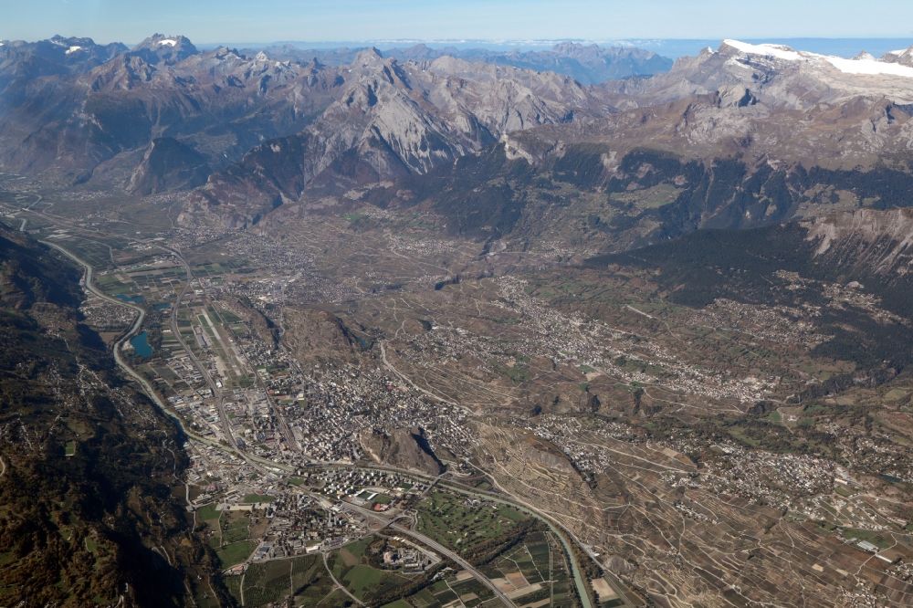 Sion von oben - Gelände des Flughafen LSGS in Sion im Rhonetal im Kanton Valais, Schweiz