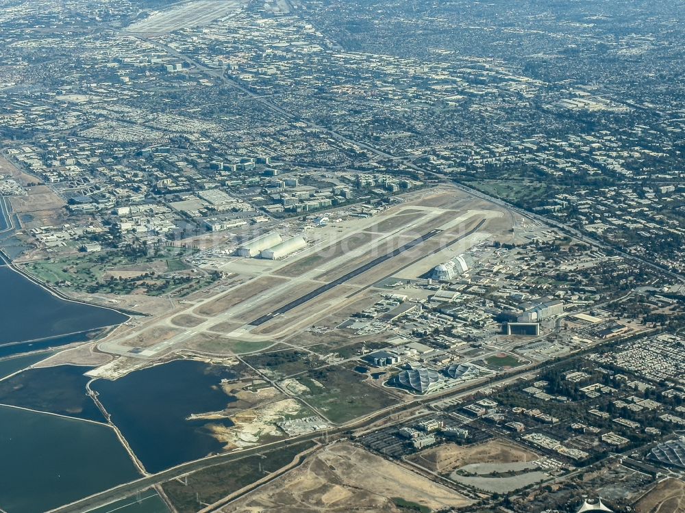 Mountain View aus der Vogelperspektive: Gelände des Flughafen Moffett Federal Airfield (NUQ / KNUQ) in Mountain View in Kalifornien, USA