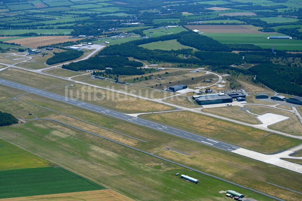 Nordholz aus der Vogelperspektive: Gelände des Flughafen Nordholz/Cuxhaven in Nordholz im Bundesland Niedersachsen, Deutschland