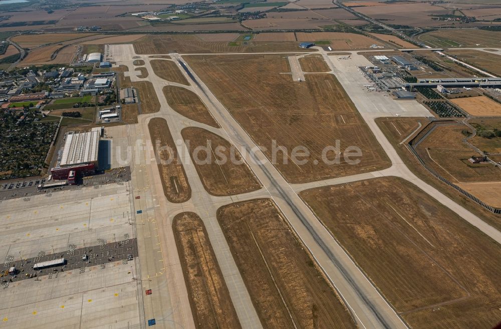 Schkeuditz aus der Vogelperspektive: Gelände des Flughafen im Ortsteil Dölzig in Schkeuditz im Bundesland Sachsen, Deutschland