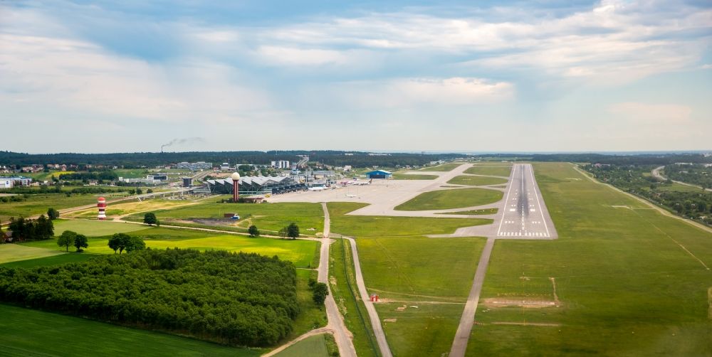 Luftaufnahme Gdansk - Danzig - Gelände des Flughafen im Ortsteil Matarnia in Gdansk - Danzig in Pomorskie, Polen